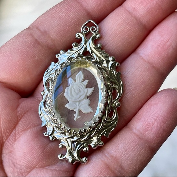 VINTAGE | Nouveau Intaglio Reverse Carved Glass Floral Silver Tone Pendant 2"x1" - Picture 5 of 7